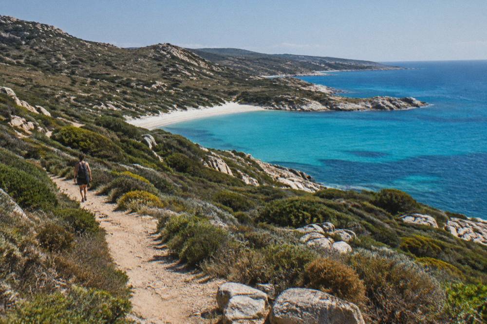 Turquoise water and a pale sandy beach in the Désert des Agriates
